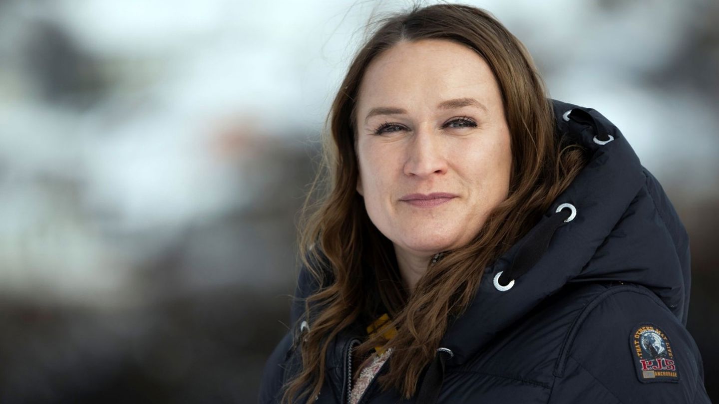 Bildet viser Ingvill Kvernmo som står utendørs. 