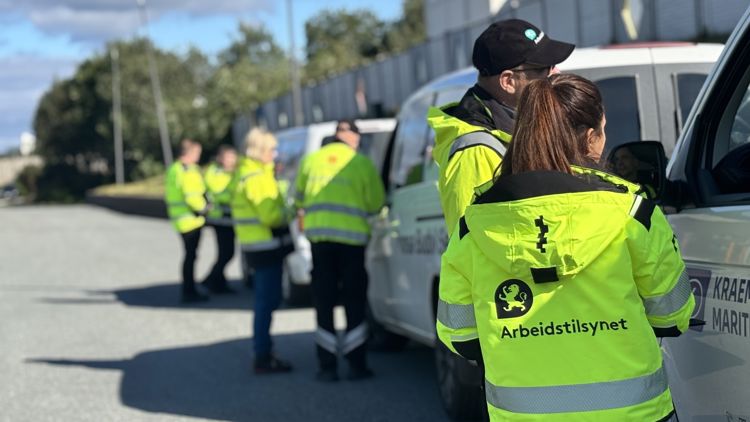 Kontrollører fra Arbeidstilsynet kontrollerer bilbransjen