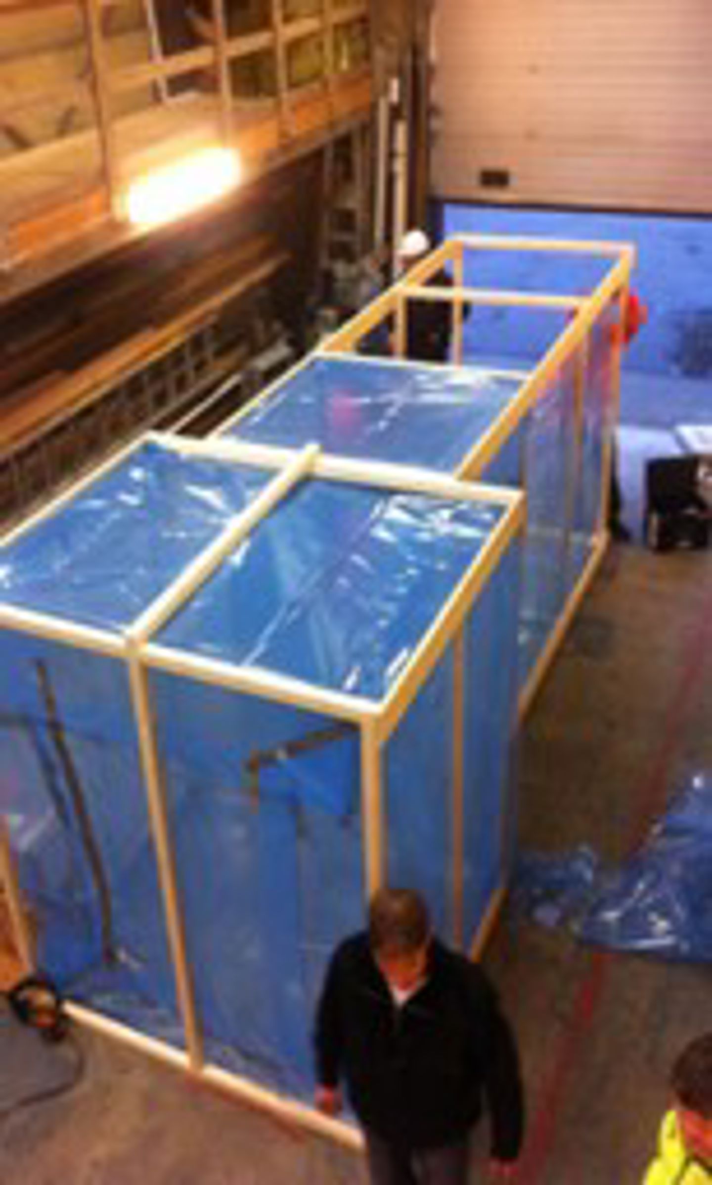 Bildet viser sluser laget av trerammer dekket med plastikk.